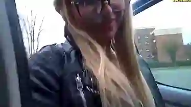 Im Auto gefickt und dann mit Sperma im Gesicht einkaufen gegangen