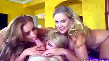 chico monta una orgia con unas milfs