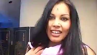 Indian hottie gets a cumshot on her boobs