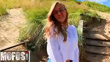 Watch Molly Pills get down and dirty with herself in the beach and get a dripping creampie