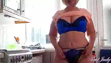 Watch this chubby PAWG pleasure herself to orgasmic bliss